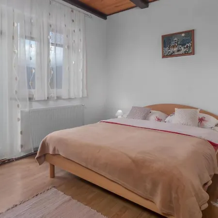 Сasa de vacaciones 3 Bedroom In Crni Lug