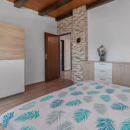 Holiday home 3 Bedroom In Crni Lug